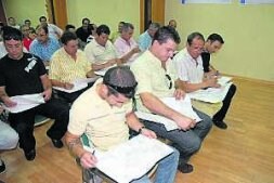 Taxistas de la ciudad se enfrentan a la prueba teórica para obtener el permiso municipal de conducir. / BRÍGIDO