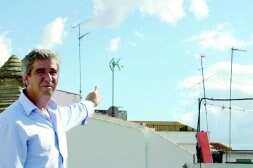 El alcalde de Bienvenida mostrando las antenas de su pueblo. / R.M.