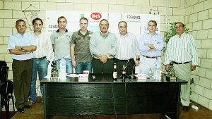 En el centro, Guerrero, flanqueado por Álvaro Roa, Fernando Valbuena y el resto de la directiva. / G. C. B.