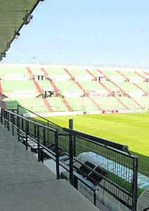 El Estadio Romano puede quedarse sin el fútbol del Mérida UD. / HOY