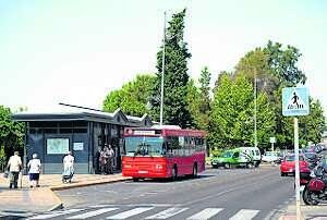 Estación de autobuses urbanos del Paseo de Roma, uno de los lugares donde se instalarán las bases de las bicicletas de alquiler. / BRÍGIDO