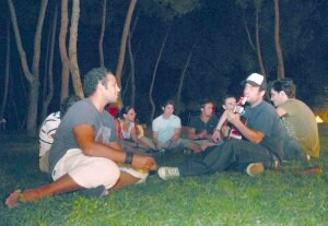 Imagen de archivo de un grupo de personas reunidas en la Alcazaba este verano. /HOY