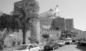 Aspecto actual de una parte del primer tramo de muralla, bajo el palacio episcopal, sobre el que van a realizarse los estudios. / PALMA