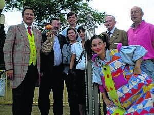 El alcalde y la edil de Cultura, con la familia Pino ante la estatua.