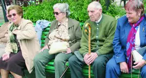 Un grupo de jubilados descansa en el banco de un parque público. / R. C.