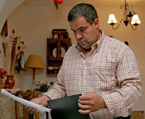 Adrián González ayer, mirando documentos del Ayuntamiento. / ARMANDO MÉNDEZ