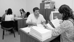 Tres letradas del Colegio atienden una media de entre doce y quince casos diarios de ciudadanos que necesitan abogado de oficio. / CASIMIRO