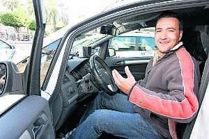 Un taxista de Mérida devuelve 9.000 euros que habían olvidado en su coche