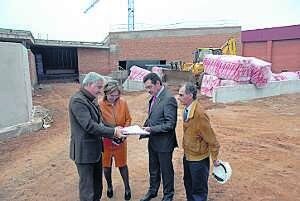 El alcalde y la delegada de Urbanismo revisan el proyecto con el jefe de obra de la guardería. / BRÍGIDO