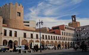 Plaza Alta de Badajoz, donde asoma el edificio de la polémica. /CASIMIRO MORENO