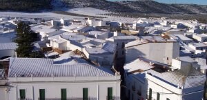 Vista panorámica de los tejados de la localidad pacense de Los Santos de Maimona cubiertos por la nevada. ::                             LUCIO POVES