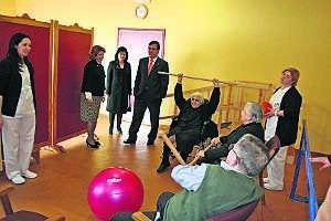 La alcaldesa en su toma de posesión. Caballero, a la derecha. ::                             HOY