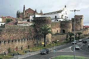 Paño de las murallas entre el cañón de la Salud y el palacio episcopal con las catedrales al fondo. ::                             ANDY SOLÉ