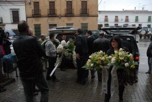 Ramos de flores y coronas acompañaron los féretros de los niños muertos el lunes en el incendio de Almendralejo. ::                             BRÍGIDO