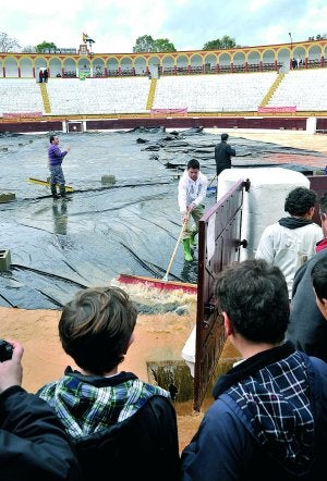 Por la mañana la plaza parecía una piscina. ::
J.V.A.