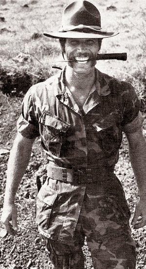 Michael Echanis, en una de sus poses. ::
REVISTA 'BLACK BELT'