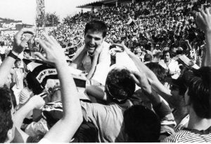 La afición lleva en volandas a Herrera, técnico del último ascenso del Badajoz.