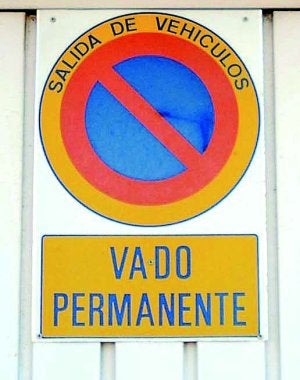 Decenas de vados falsos y placas caseras dan paso libre a las cocheras