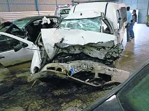 La Volkswagen Caddy donde viajaban los fallecidos quedó destrozada tras el choque. ::
JOSÉ ANTONIO MARTÍNEZ