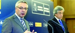El ministro español de Fomento, José Blanco, con su homólogo portugués, Antonio Mendonça. ::                             HOY