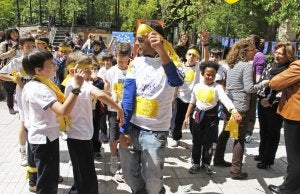 El equipo amarillo de Las Josefinas ensaya la coreografía, prueba que ganaron. ::
ARMANDO