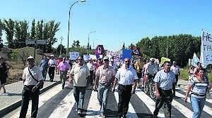 Vecinos de Agallas durante la manifestación llevada a cabo el pasado verano en Ciudad Rodrigo para exigir mejoras en comunicaciones y servicios sanitarios. ::                             HOY