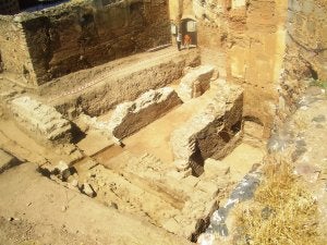 Hallan un muro romano en el castillo de Zalamea