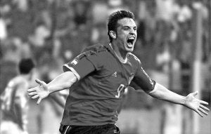 Morientes celebra un gol ante Paraguay en el Mundial de Corea y Japón 2002. ::                             HOY