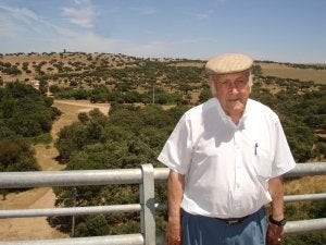 Fernando Rodríguez, ante la cañada real. ::
F.N.