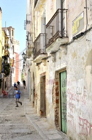 Badajoz. Calle El Brocense, al fondo, Espantaperros. ::                             J. V. ARNELAS