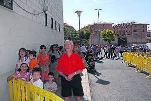 Personas que ayer esperaban la apertura de la feria.  ::                             PALMA
