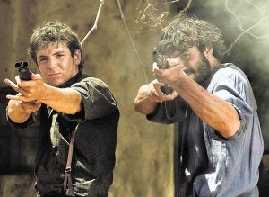 Junio Valverde y Álex García, con barba, dan vida a los hermanos Bravo.