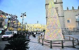 La iluminación nevideña llegará pronto a las calles pacenses. ::                             HOY