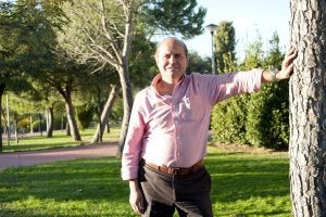 Ángel Rodríguez, esta semana, fotografiado en el parque Ceres de La Mejostilla, de Cáceres, donde ha fijado su residencia. ::                             JORGE REY