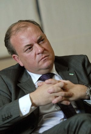 El presidente del Partido Popular en Extremadura, José Antonio Monago, en un momento de la entrevista.  ::                             CASIMIRO                                                El presidente regional del PP, José Antonio Monago, durante la entrevista, celebrada en la sede de la Redacción central de HOY, en Badajoz. ::                             CASIMIRO MORENO                                                José Antonio Monago asegura que no ha recibido rentas, sino los valores que le transmitieron sus padres. ::                             CASIMIRO MORENO