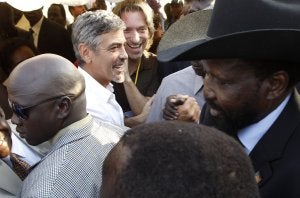 George Clooney saluda al presidente de Sudán del Sur, Salva Kiir. ::
AP