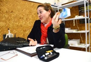 María del Carmen Pons explica cómo se usa un glucómetro.::                             CASIMIRO