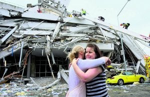 Dos mujeres lloran al contemplar un edificio destruido en la ciudad neozelandesa de Christchurch. ::
REUTERS