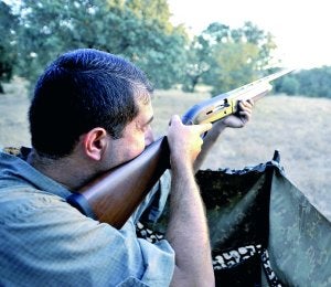 Un cazador de la zona de Alburquerque durante la pasada media veda. ::                             HOY
