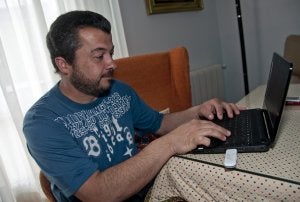 En Arguello Carvajal solo pueden navegar por internet conectándose a un router móvil. ::                             PAKOPÍ