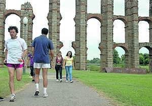 La llegada del buen tiempo anima a los emeritenses a practicar deporte en los espacios al aire libre, como el parque del Albarregas. ::                             BRÍGIDO