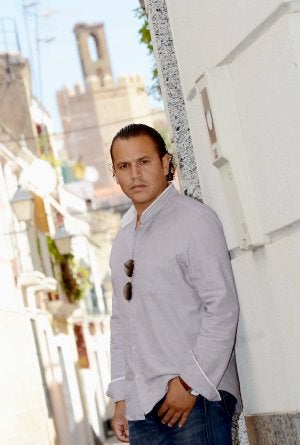 Paulo Molina con la torre de Espantaperros al fondo. ::
CASIMIRO MORENO