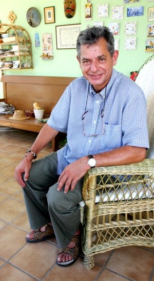 Su paraíso. Luis Entisne en La Sauceda, un viejo poblado de colonización donde vive entre 4'5 hectáreas de maíz y el río Alagón. ::                             ANDY SOLÉ