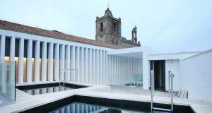 Zona de piscinas del Hotel Atrio, con vistas a San Mateo. ::                             HOY