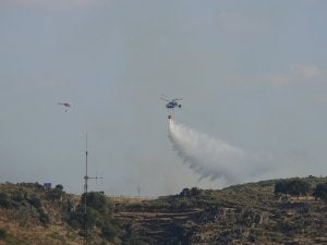 Dos helicópteros sueltan agua sobre las llamas, ayer tarde. ::                             M.A.M.