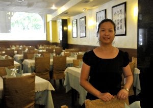 Nieves posa en el comedor de su restaurante chino Simbo ubicado en Valdepasillas. ::                             J.V.ARNELAS