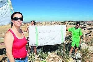 María Ángeles, portavoz de la familia Roso Pozo, reivindica soluciones para el terreno. ::                             MARISA NÚÑEZ