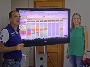 Manuel Mejías y Mónica Calurano durante la presentación de la aplicación. ::                             F. H.