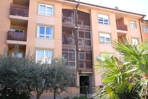 Bloque de viviendas ubicado en la avenida de Extremadura donde se produjeron los hechos. ::                             PALMA