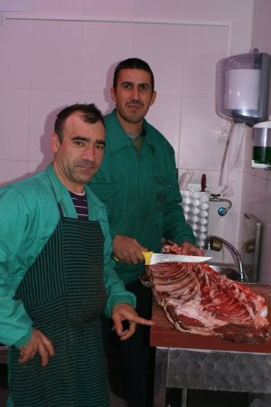 García (al fondo) en la tienda junto a un empleado. ::                             E.G.R.